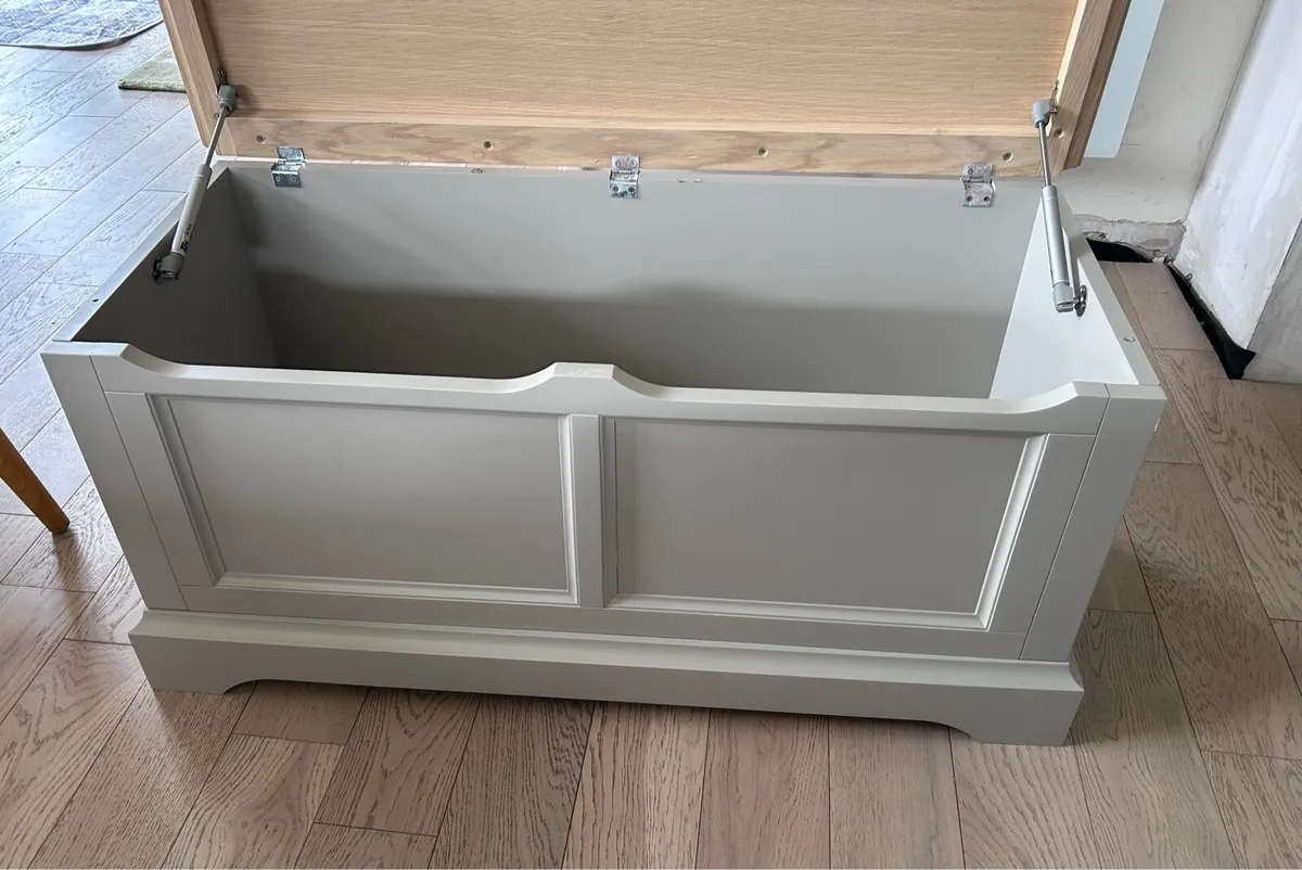 Laura Ashley storage bench / blanket box / chest - Image 3