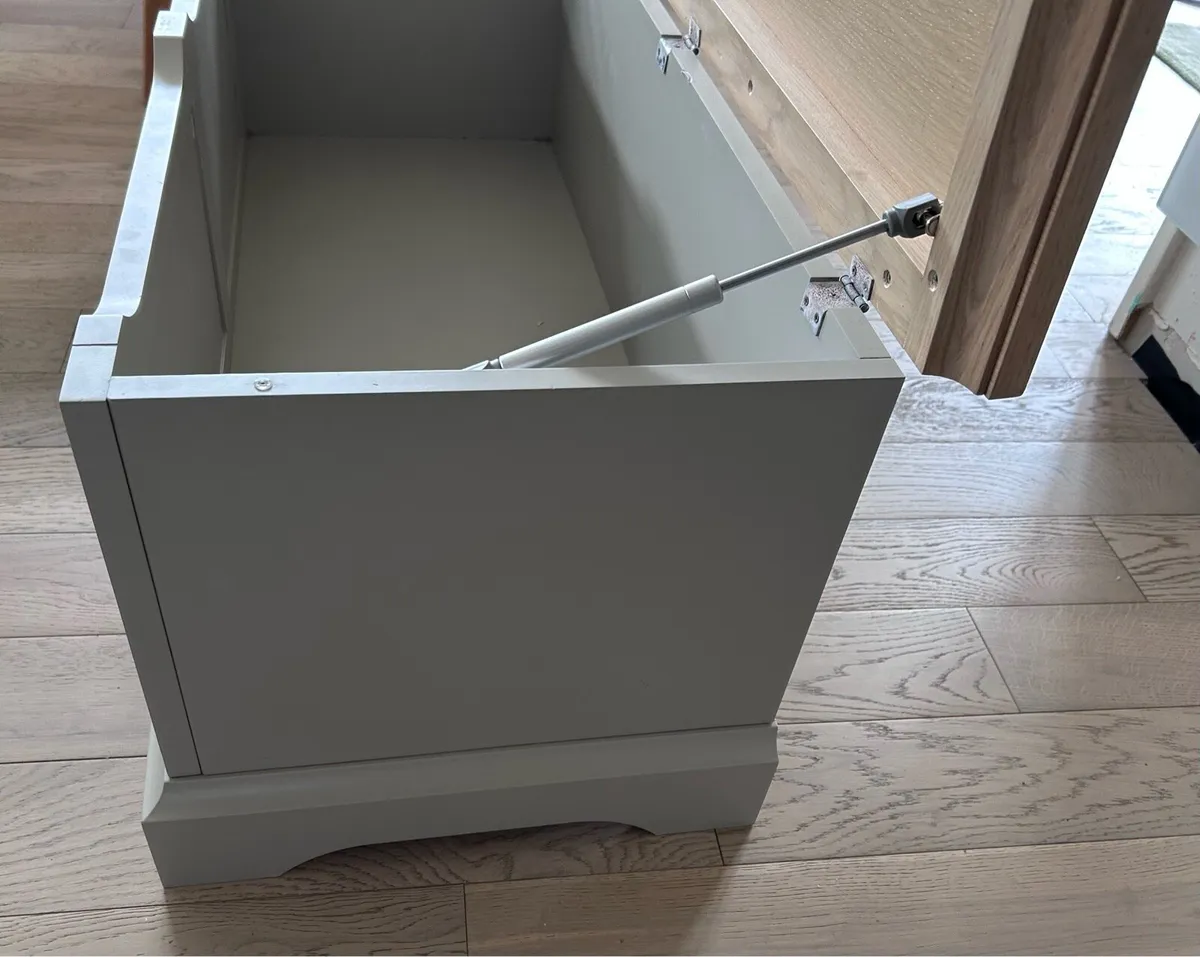 Laura Ashley storage bench / blanket box / chest - Image 4