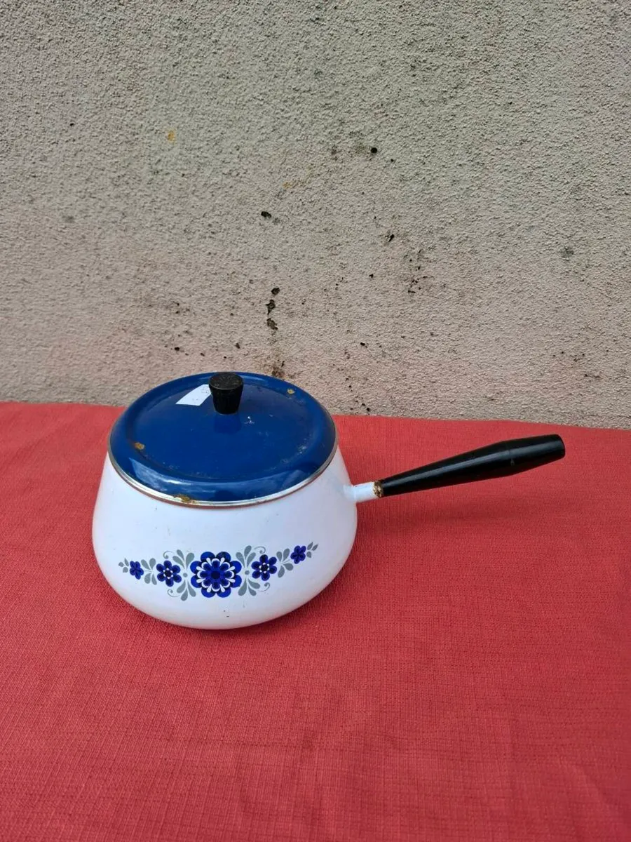 Vintage enamel cooking pot postage possible - Image 1