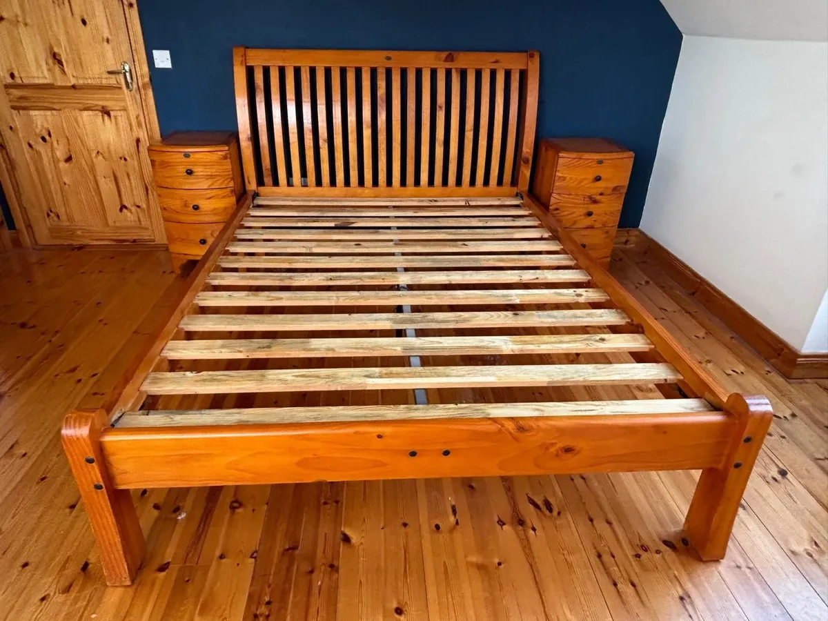 King size bed and bed side lockers