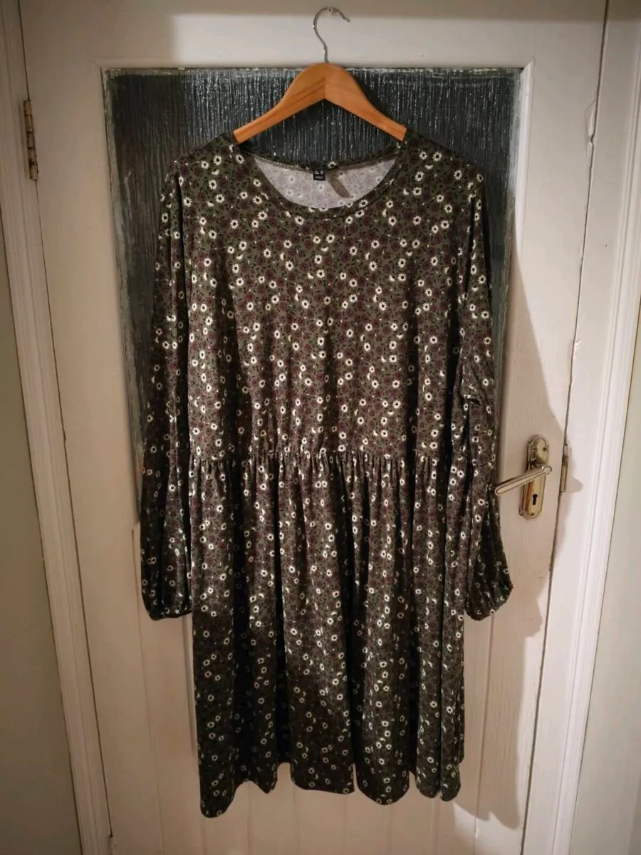 New look Curves mixed floral Dress, round neck lon - Image 1