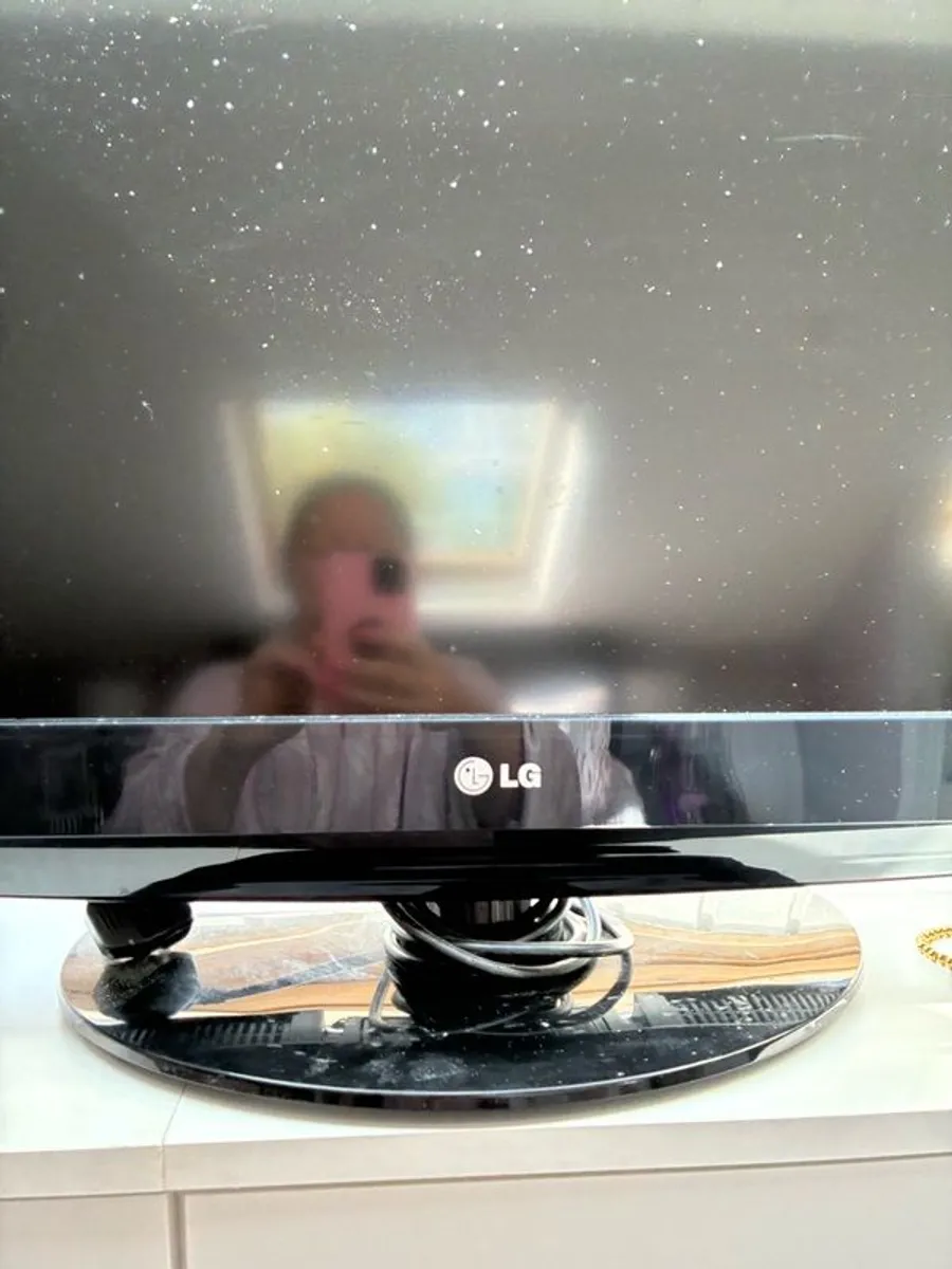 32' tv with remote - Image 1