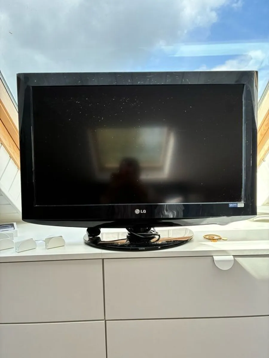 32' tv with remote - Image 2