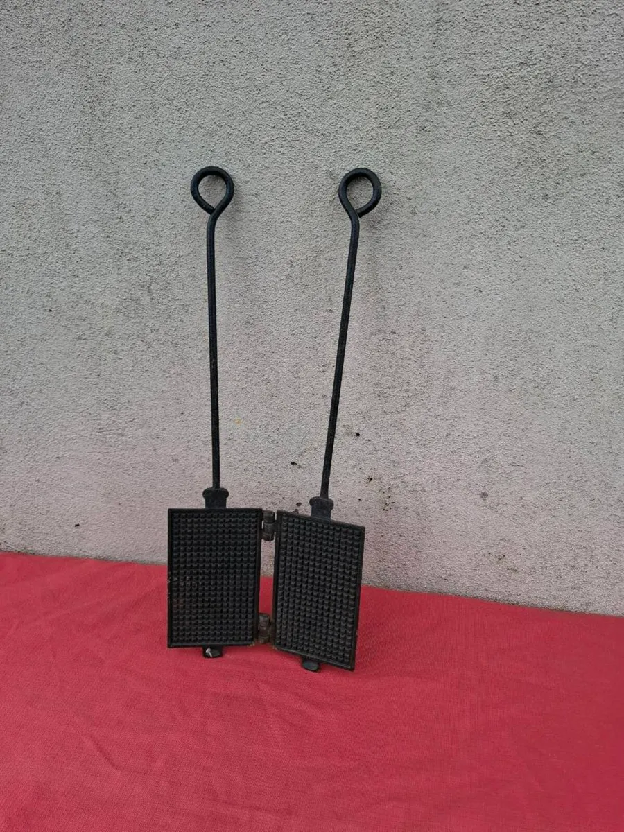Antique cast iron waffles maker postage possible - Image 1