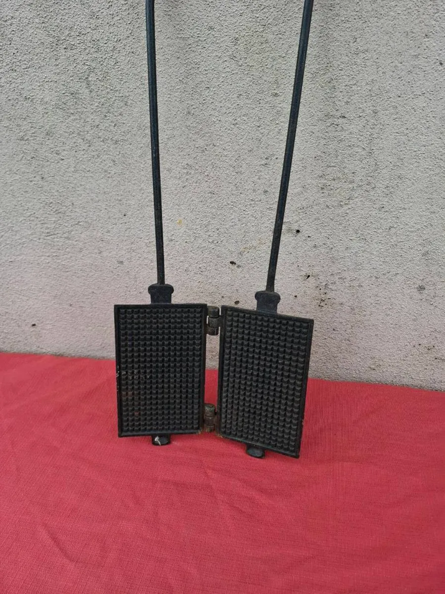 Antique cast iron waffles maker postage possible - Image 2