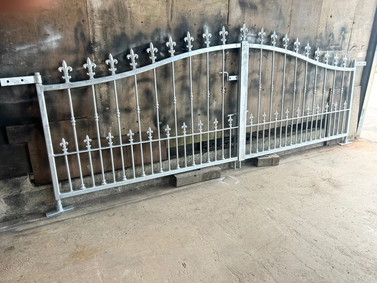 ENTRANCE GATES - Image 1