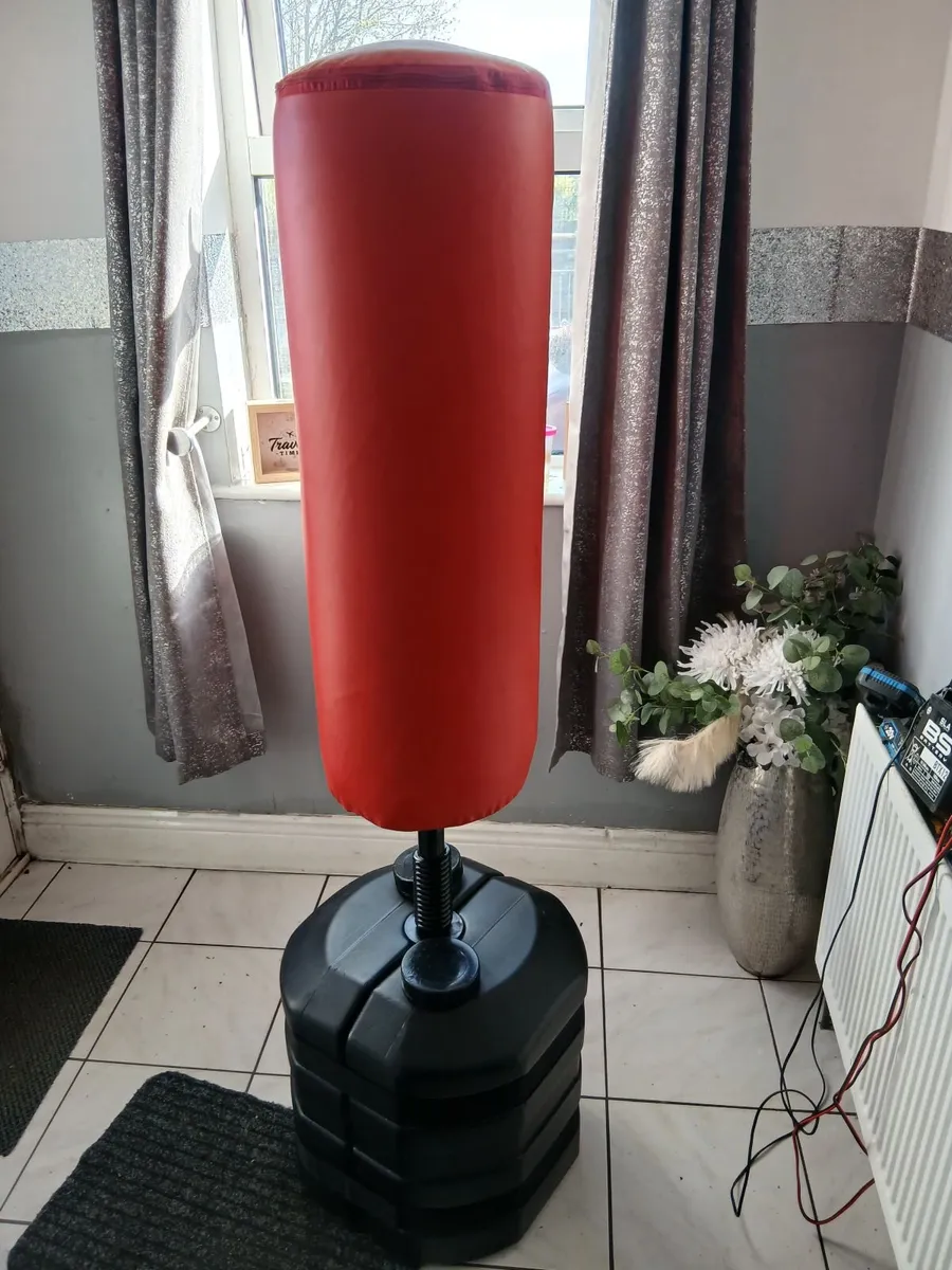 Stand up boxing bag in excellent condition - Image 4