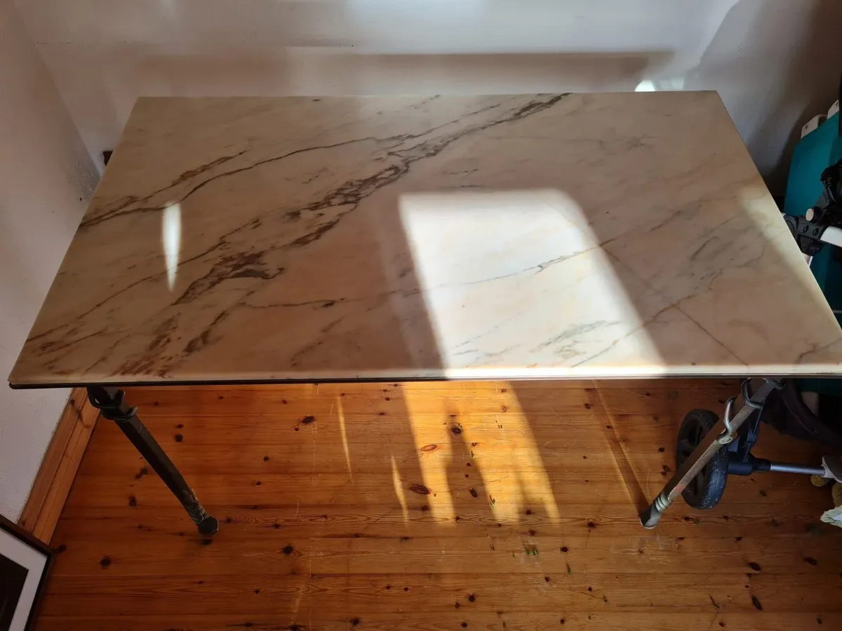 Marble table - Image 1