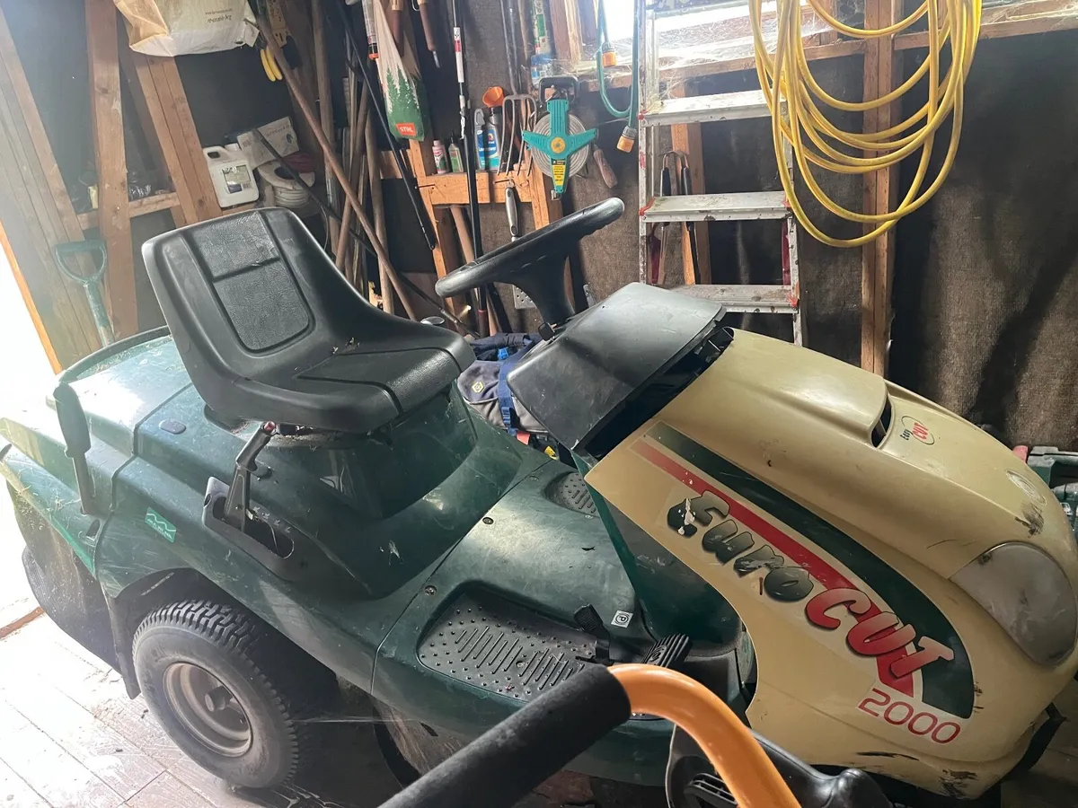 Ride on lawnmower - Image 1