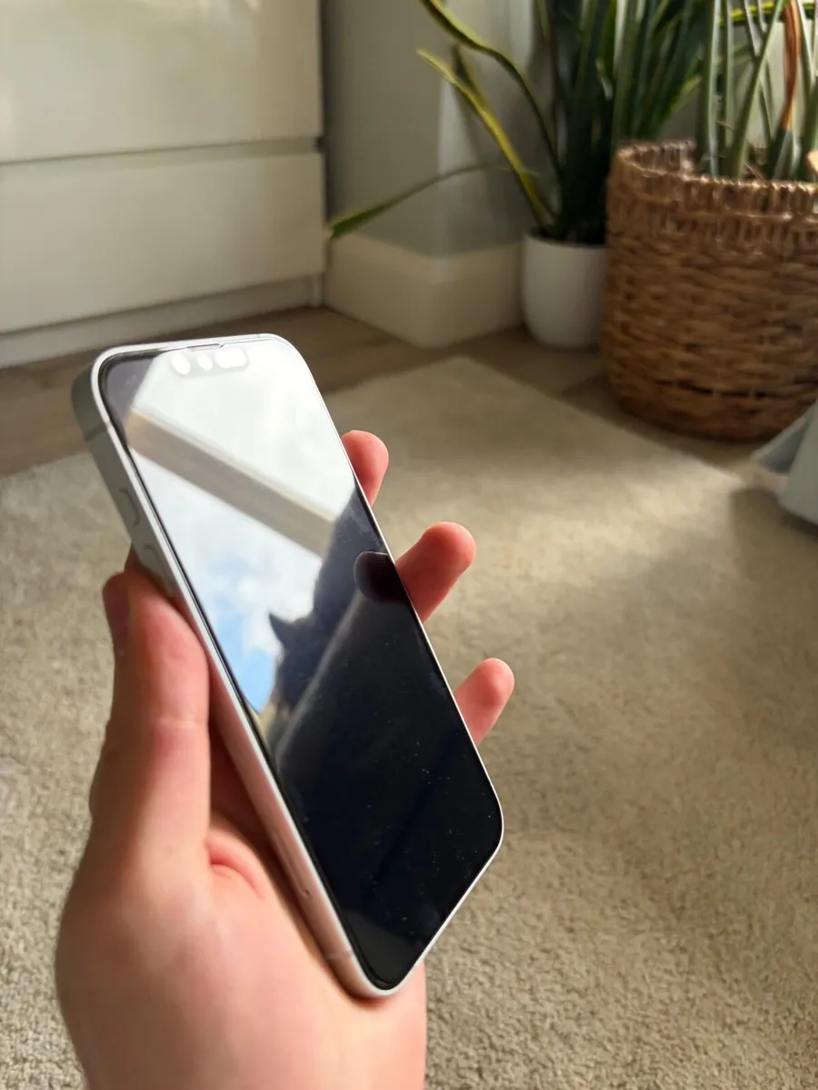 Iphone 16e 128GB White, Flawless Condition - Image 3