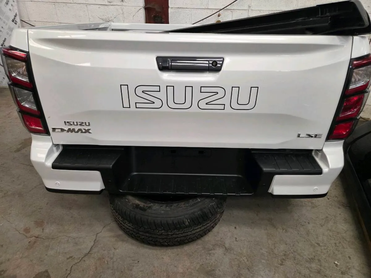 D max tub crew cab - Image 1