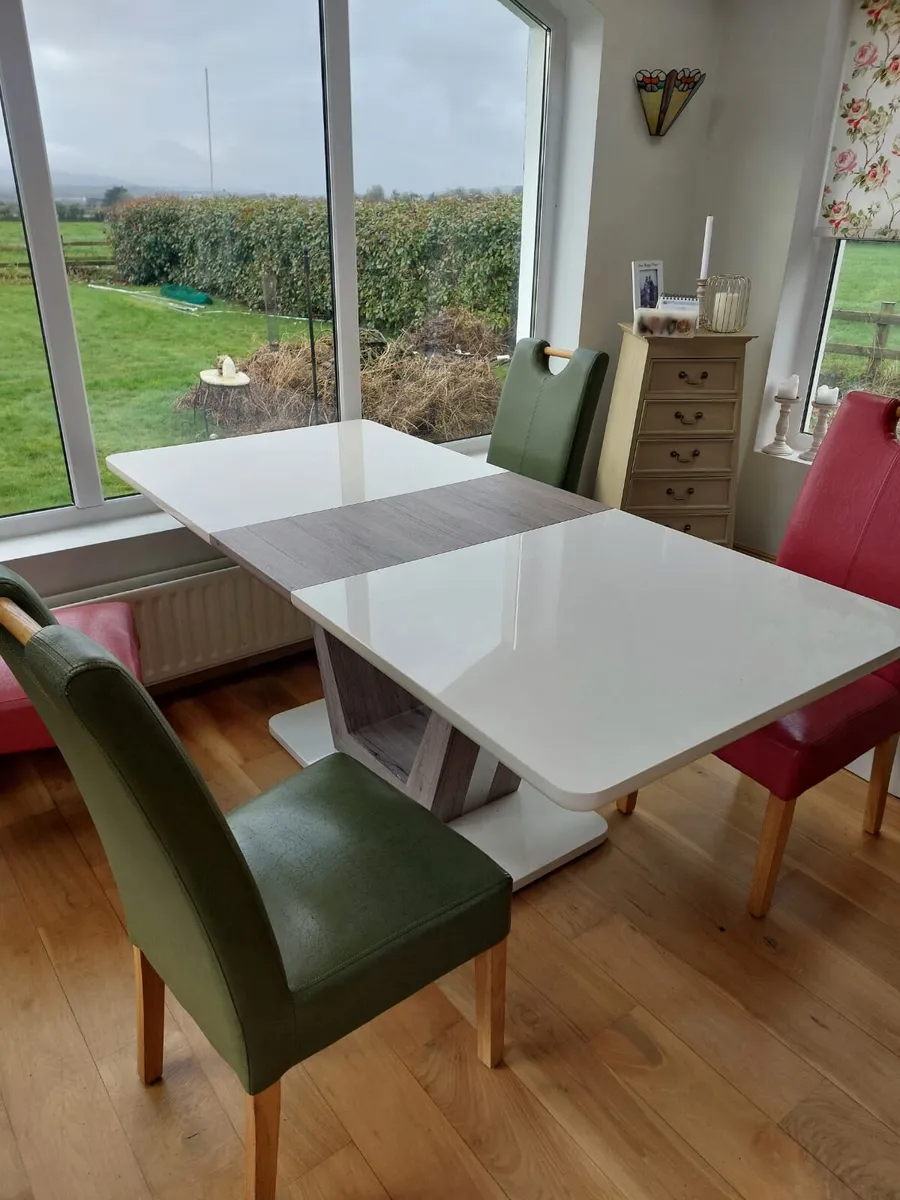 Table and 4 chairs - Image 2