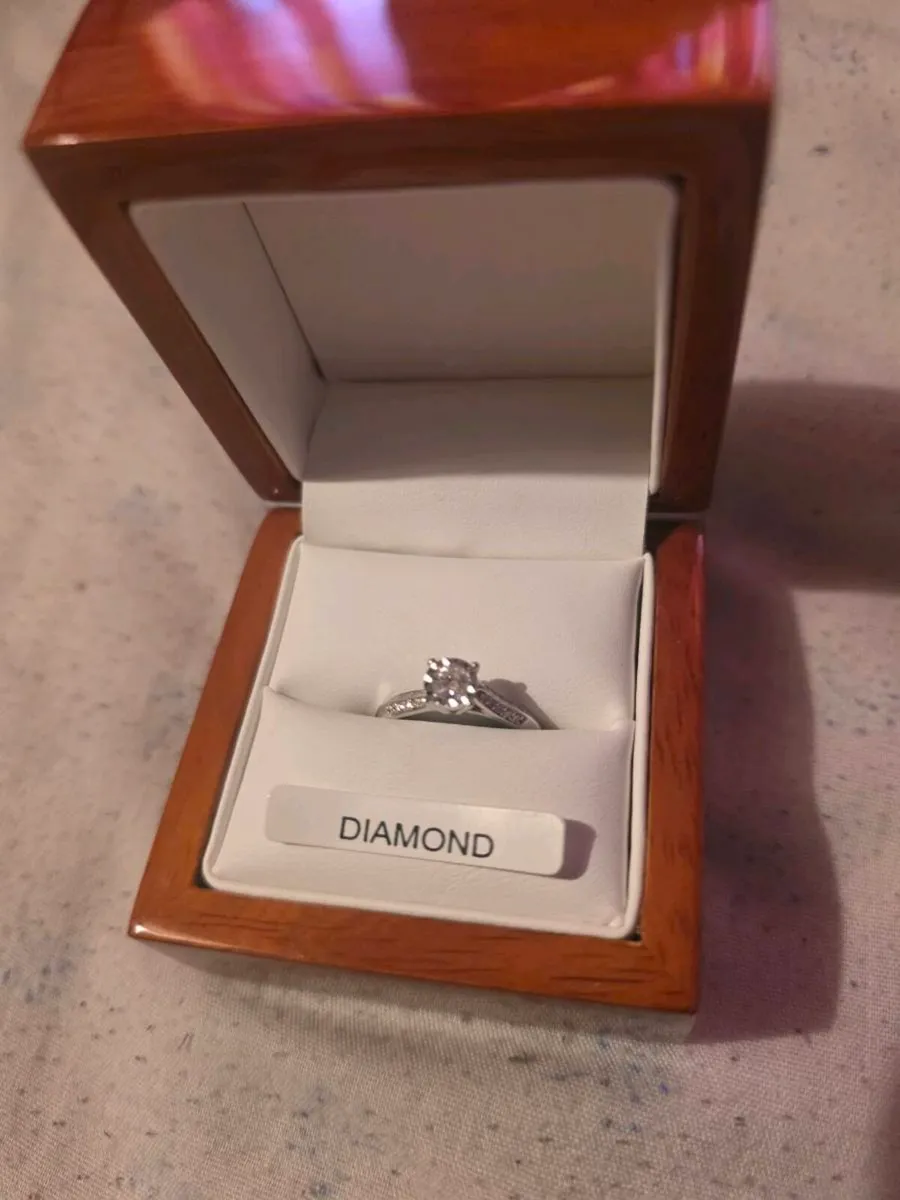 Engagement ring - Image 3