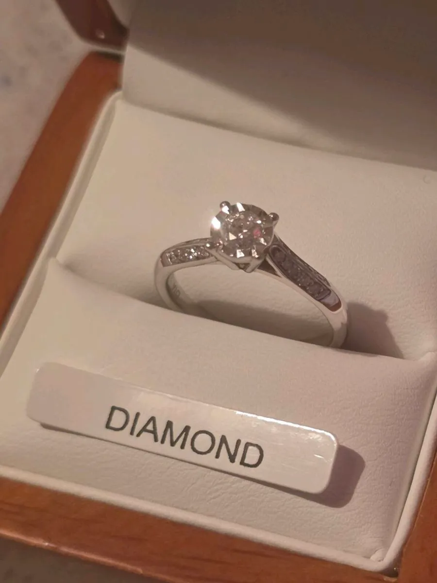 Engagement ring - Image 1