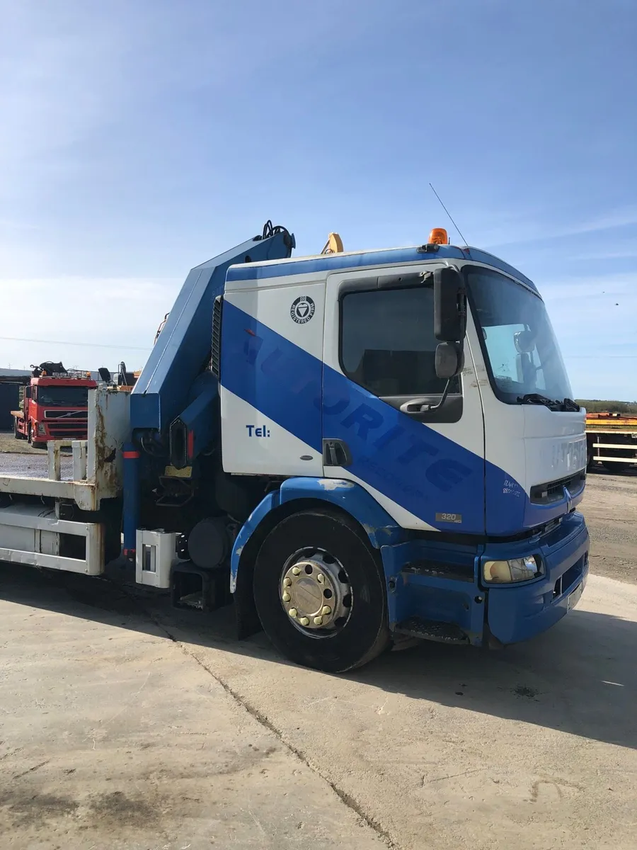 Renault recovery crane truck for breaking - Image 2