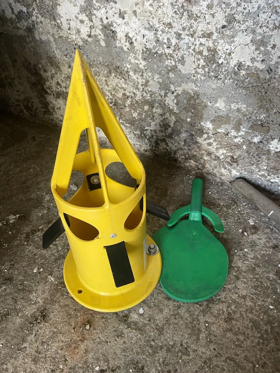 Fertiliser dispenser+water troughs - Image 3