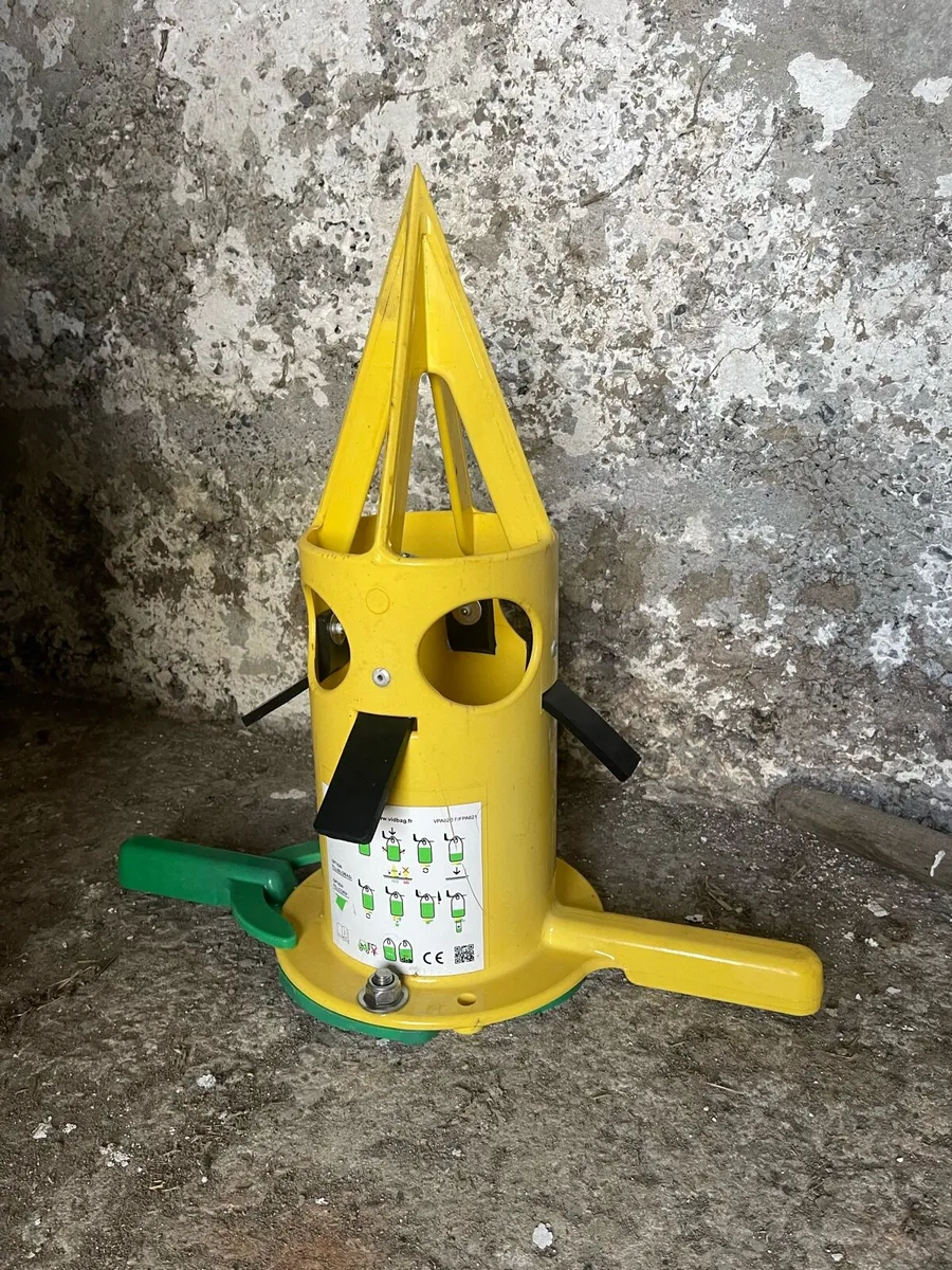 Fertiliser dispenser+water troughs - Image 1