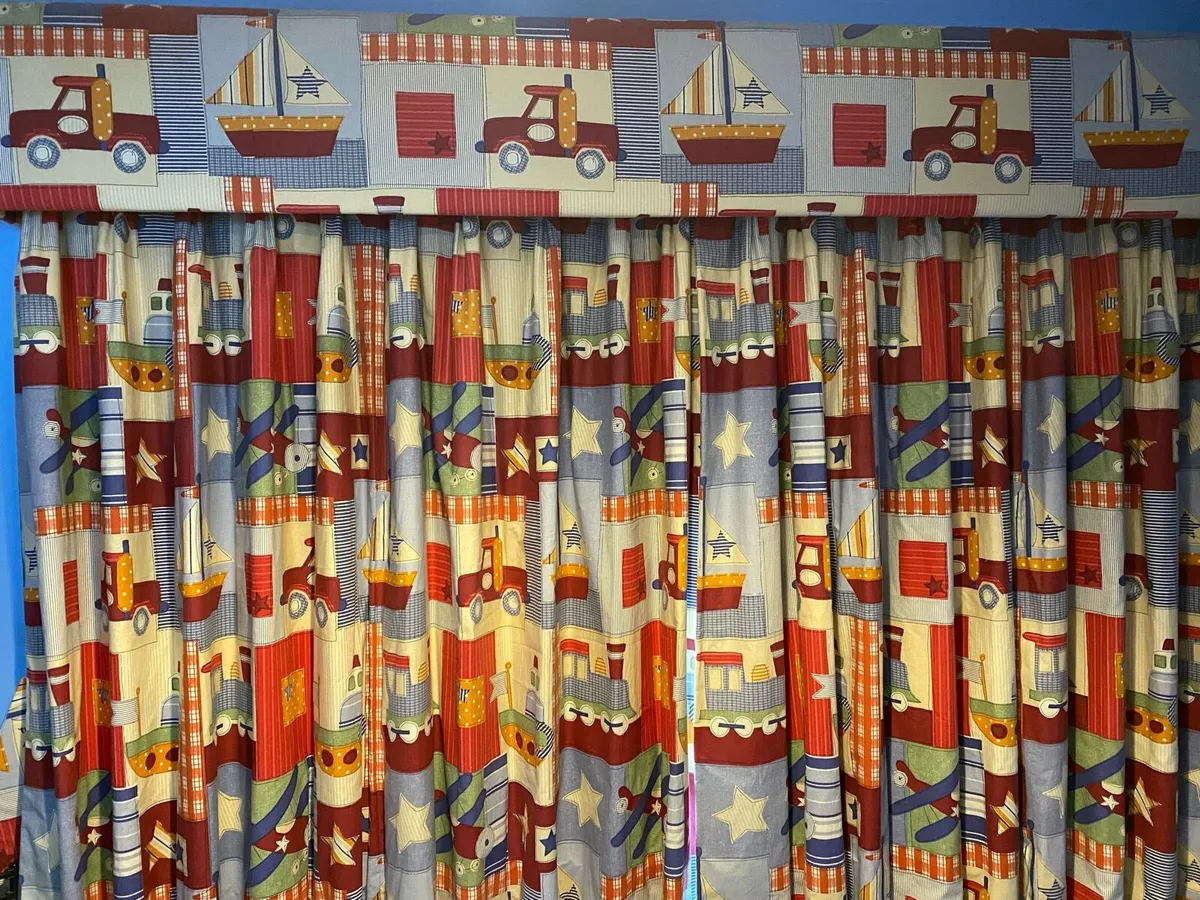 Curtains and pelmet - Image 1