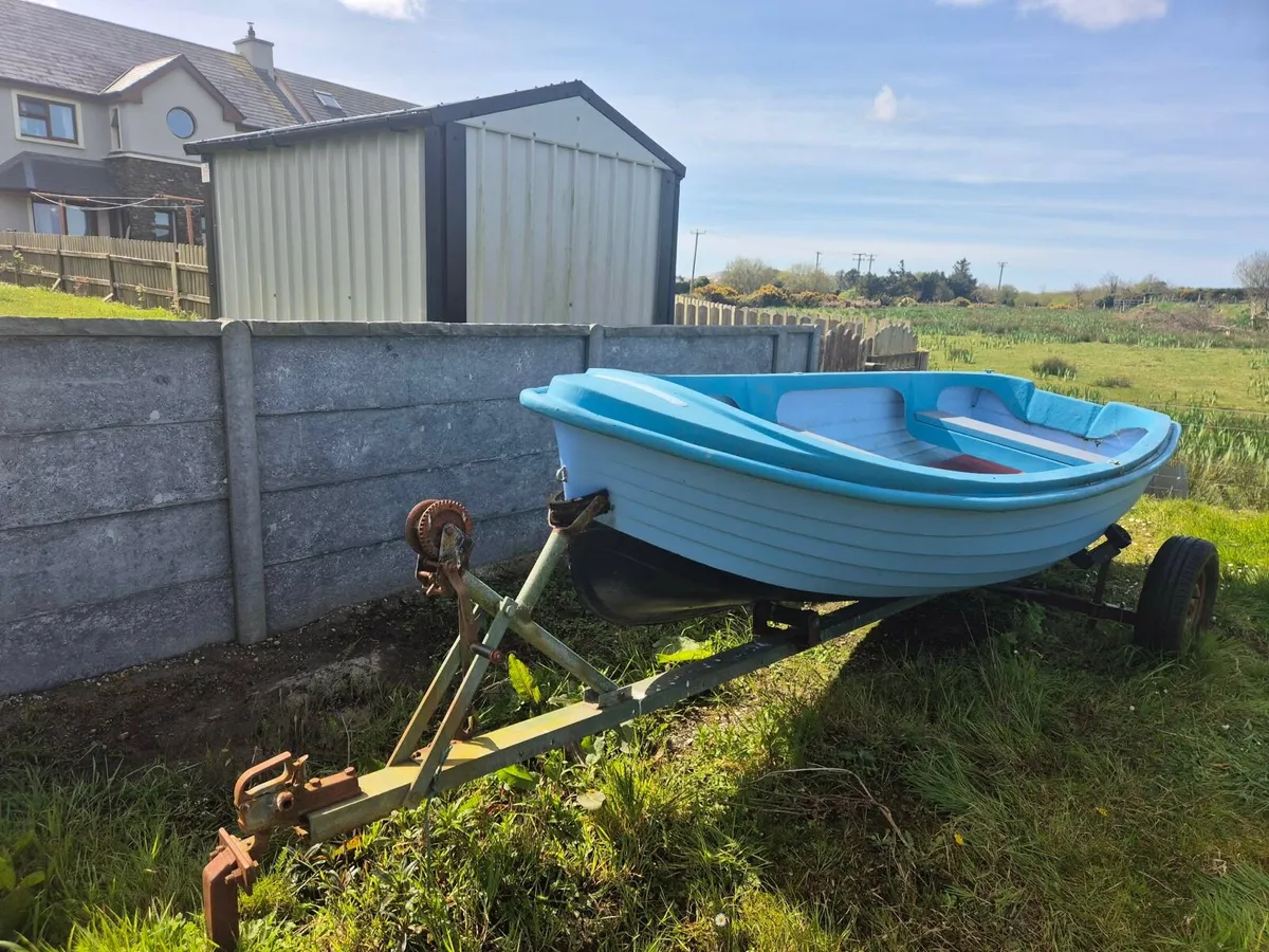 Lake - Boat - Image 1