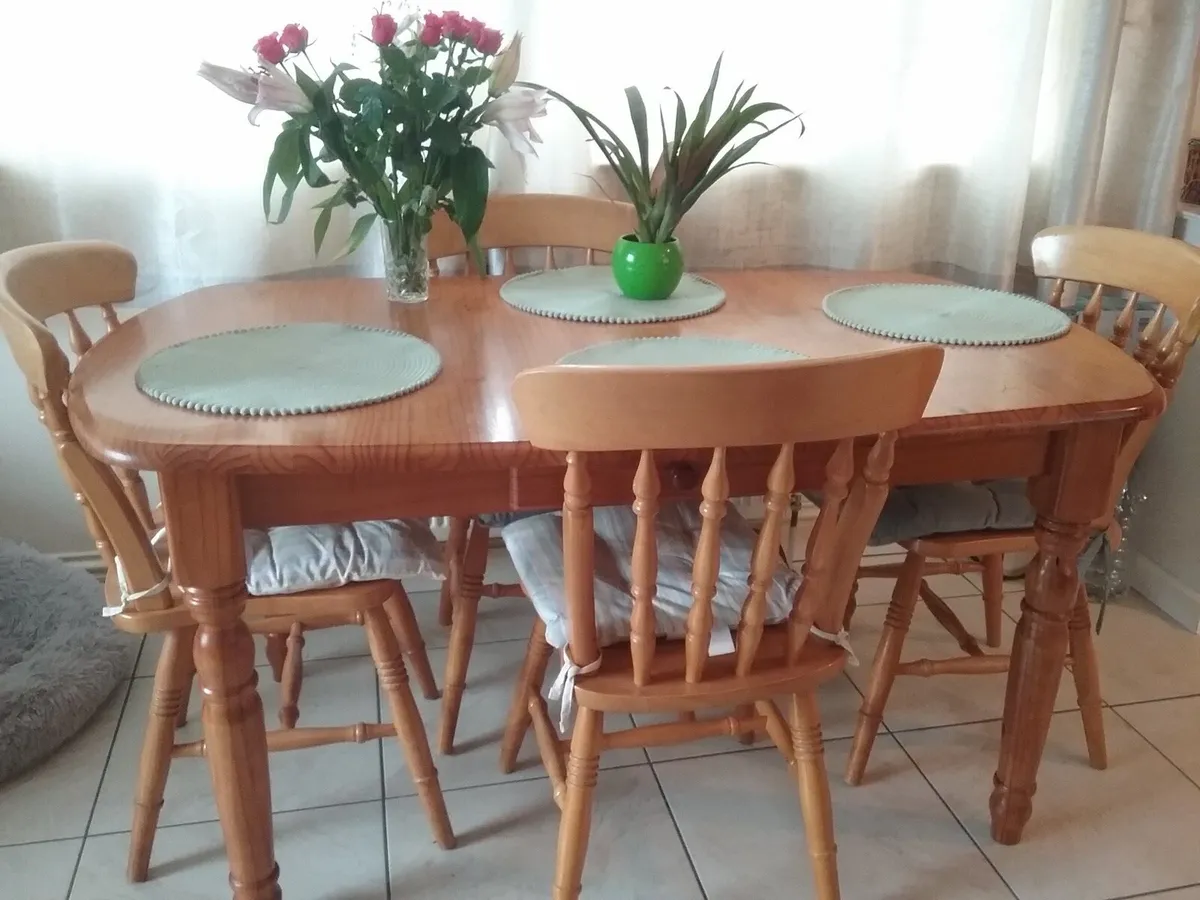 Solid wood table and 4 chairs - Image 1