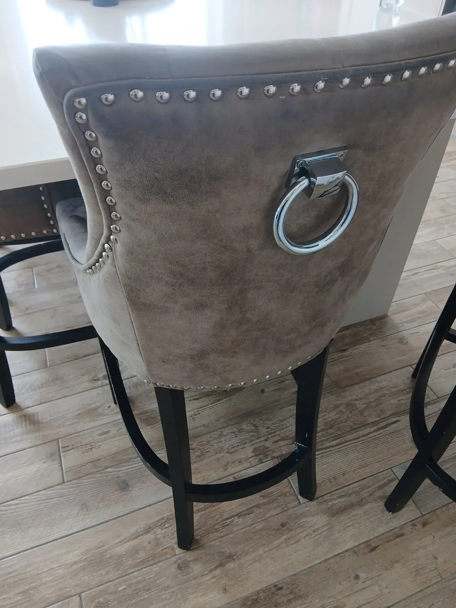 4 island chairs and 2 table chairs (matching) - Image 1