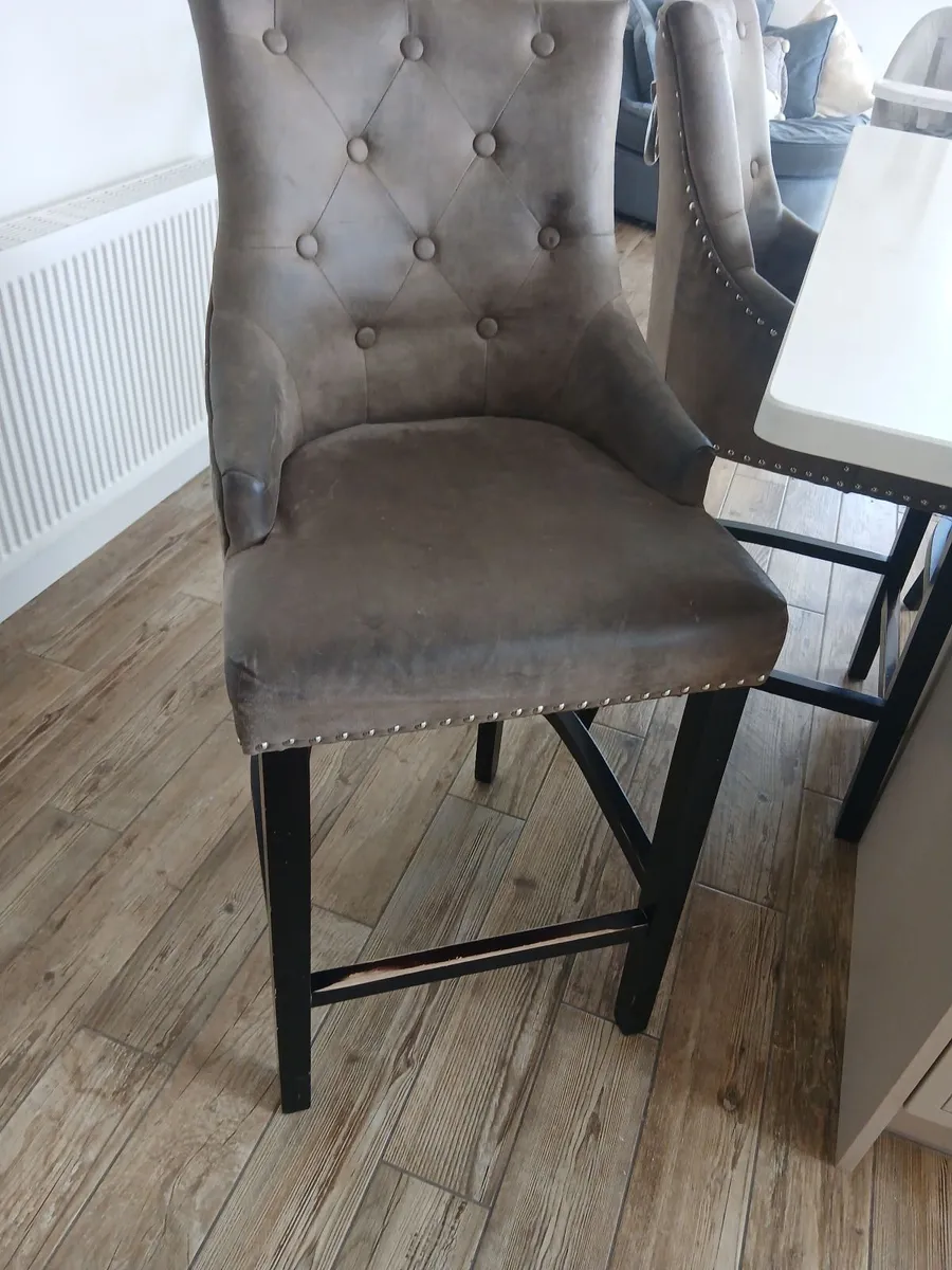 4 island chairs and 2 table chairs (matching) - Image 2