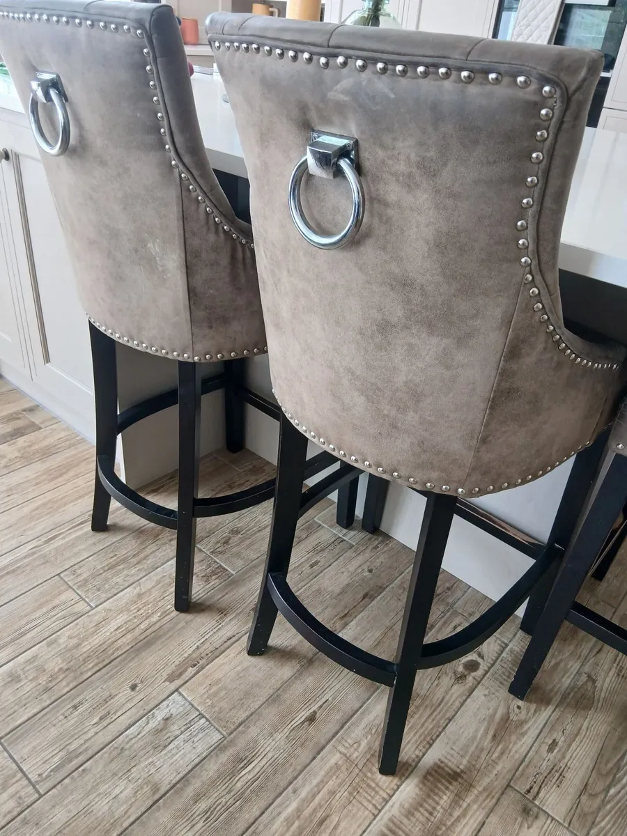 4 island chairs and 2 table chairs (matching) - Image 3