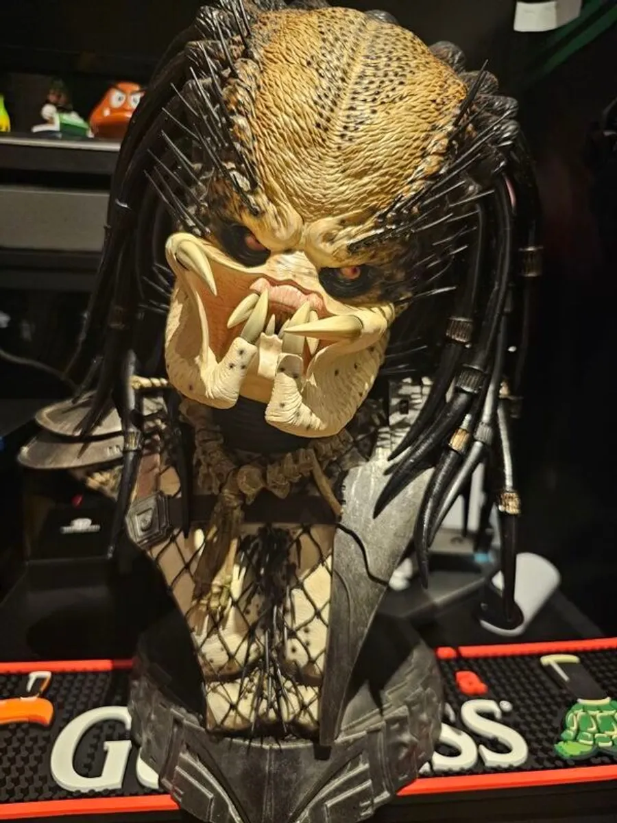 sideshow predator bust - Image 1