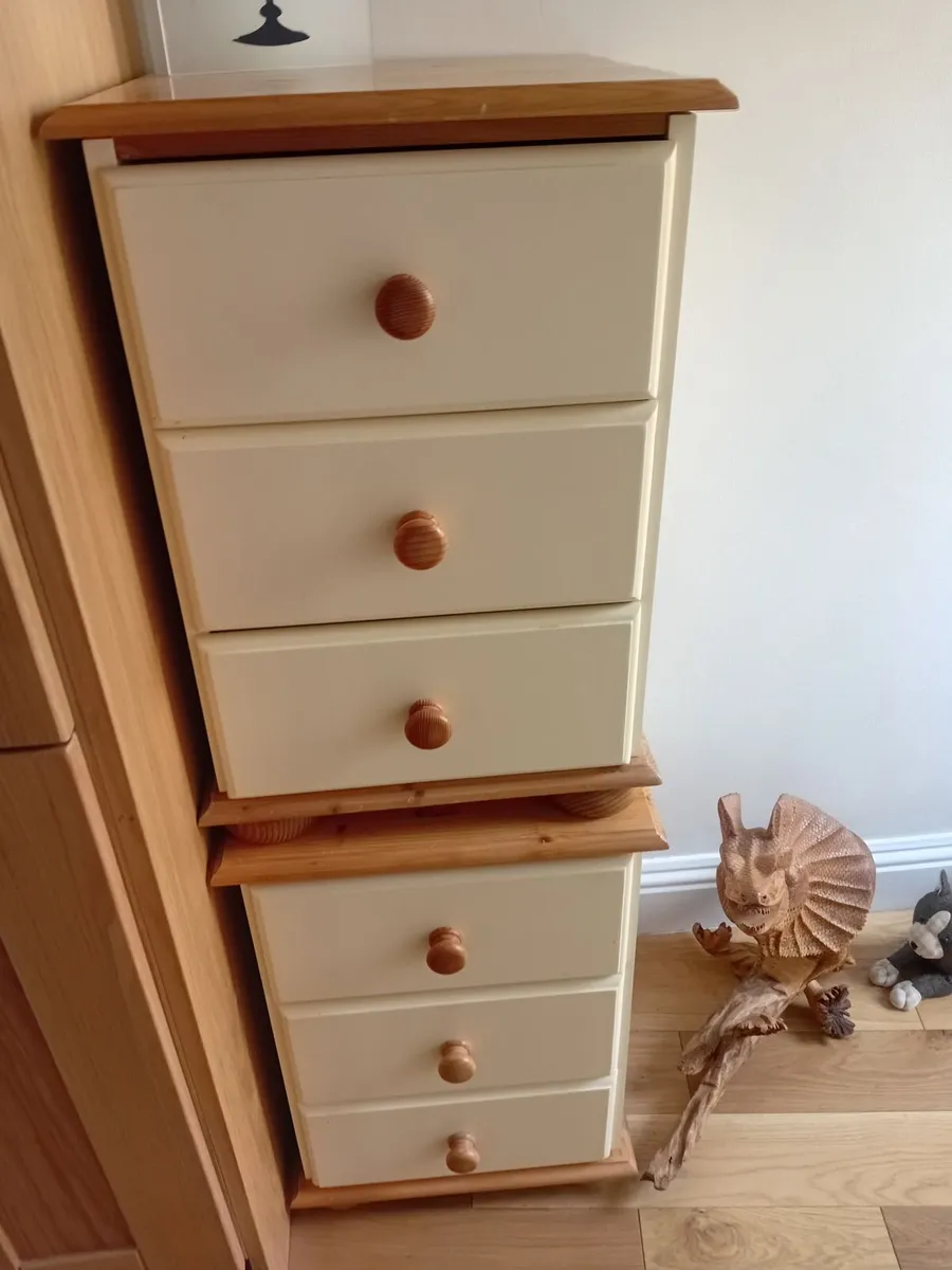 2 Bedside lockers