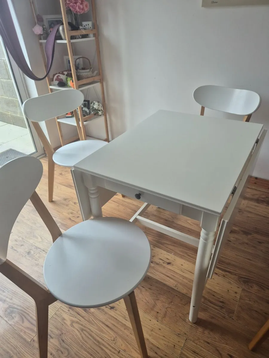 Table and chairs - Image 1