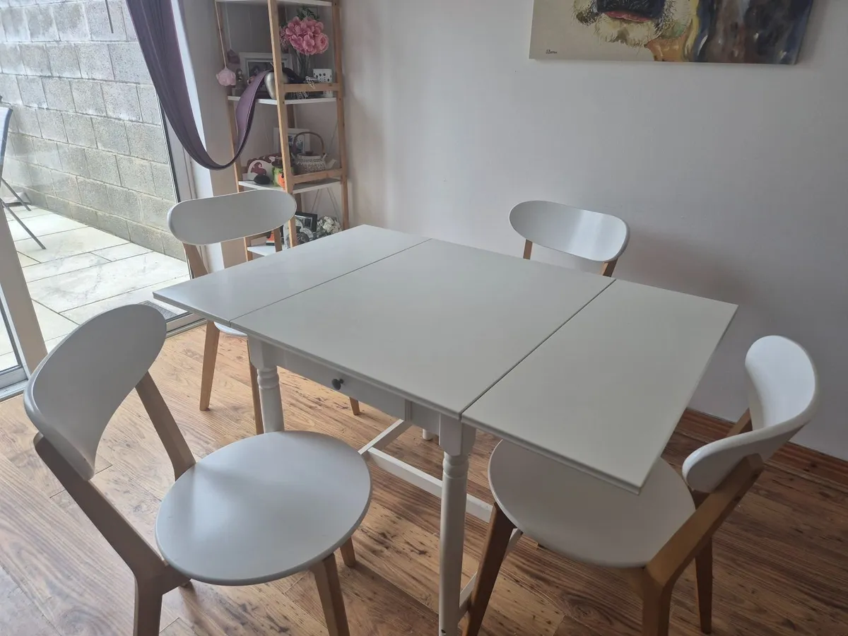 Table and chairs - Image 2