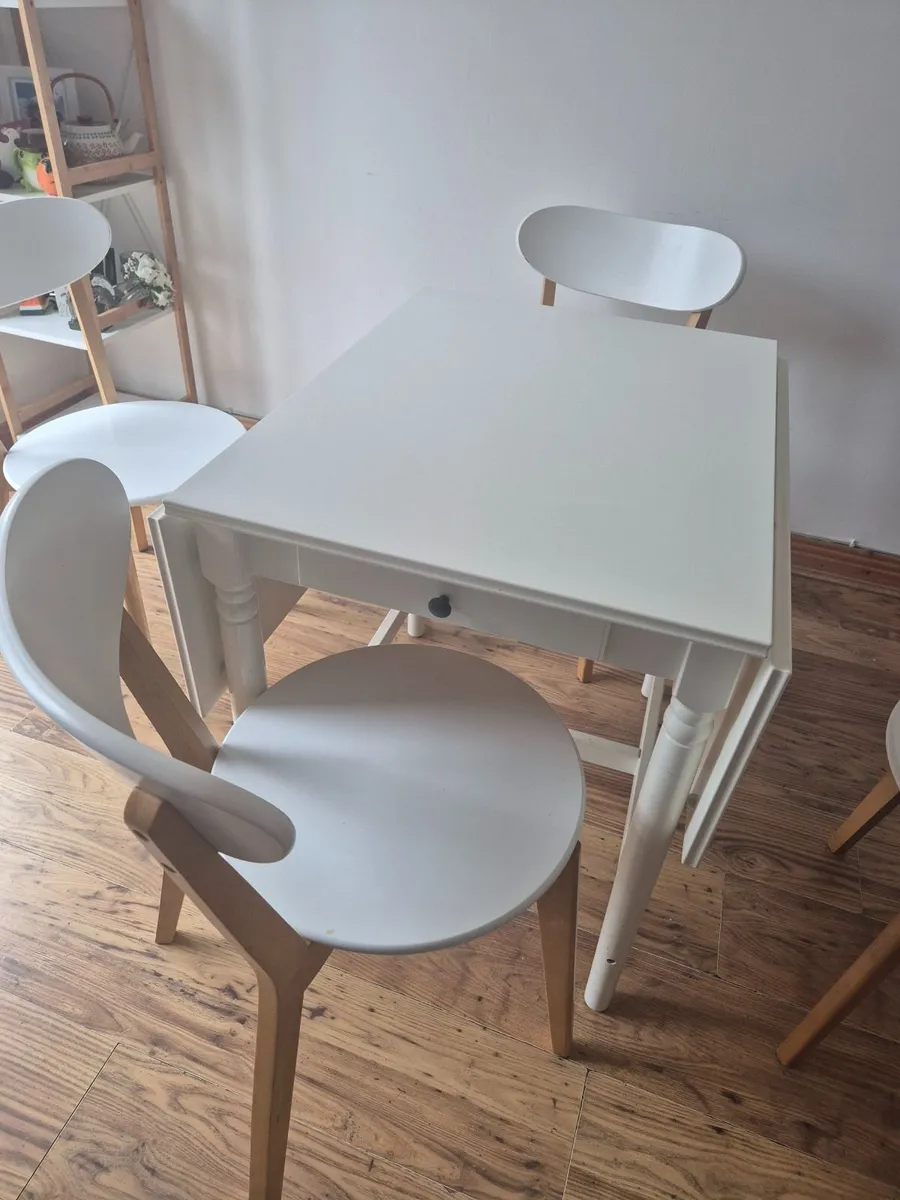 Table and chairs - Image 3