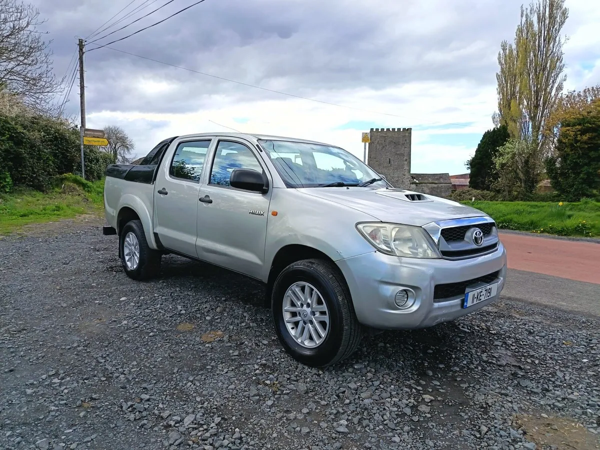 €13000 2011 Toyota Hilux taxed and doe low KMs - Image 1