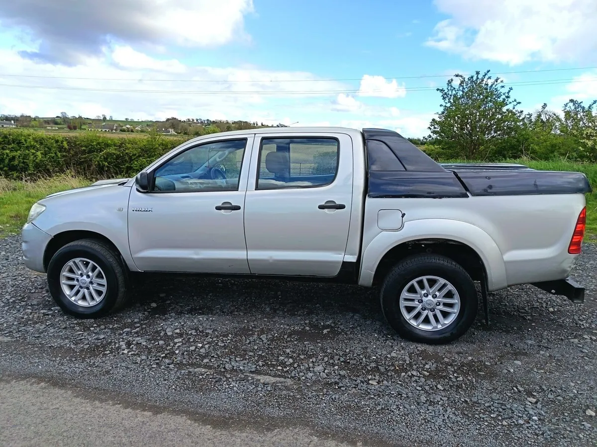 €13000 2011 Toyota Hilux taxed and doe low KMs - Image 2