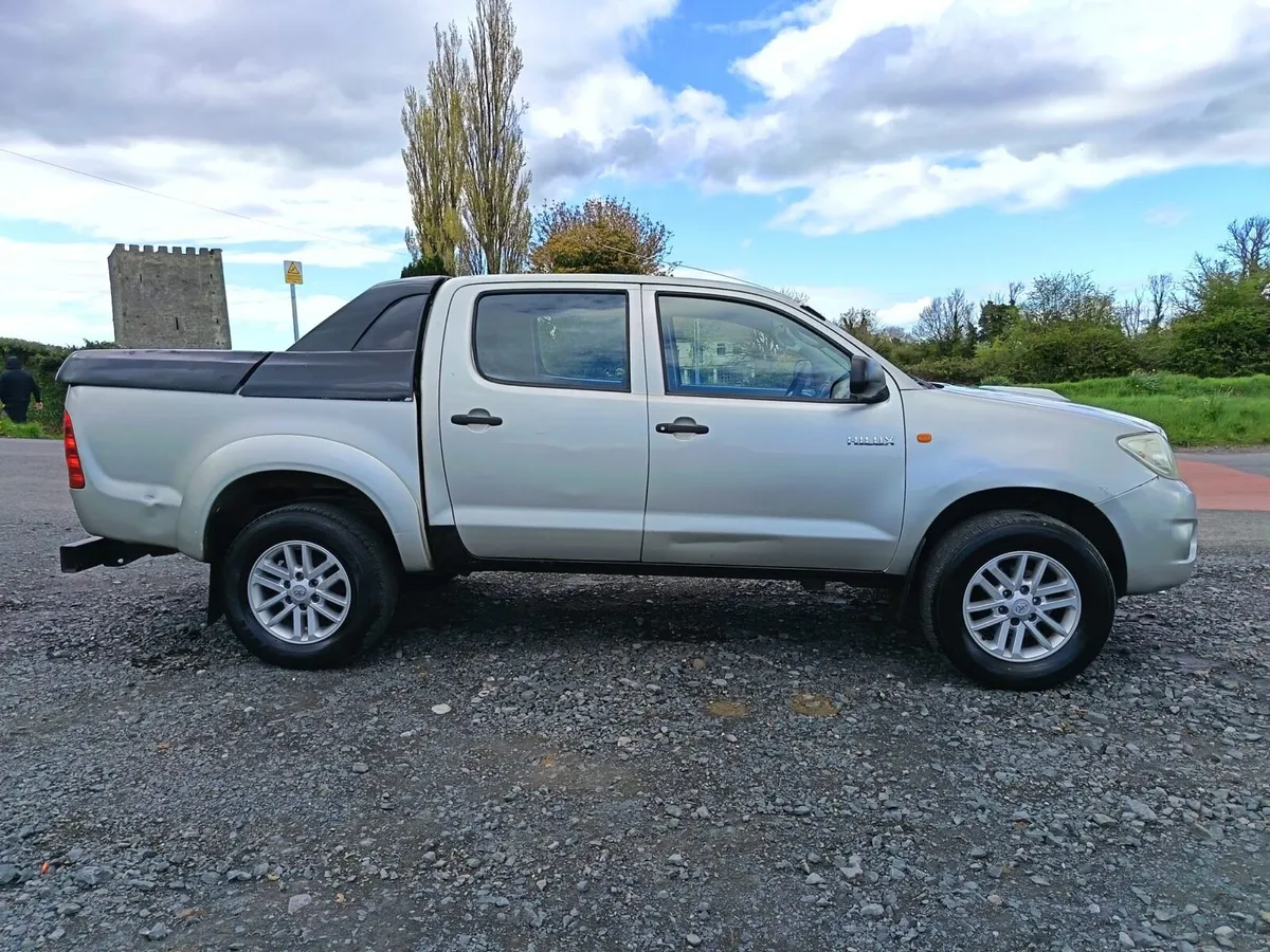 €13000 2011 Toyota Hilux taxed and doe low KMs - Image 3