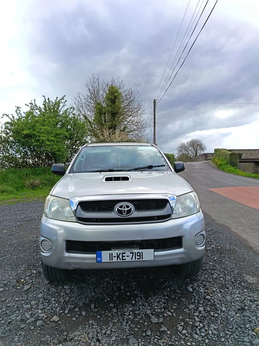 €13000 2011 Toyota Hilux taxed and doe low KMs - Image 4