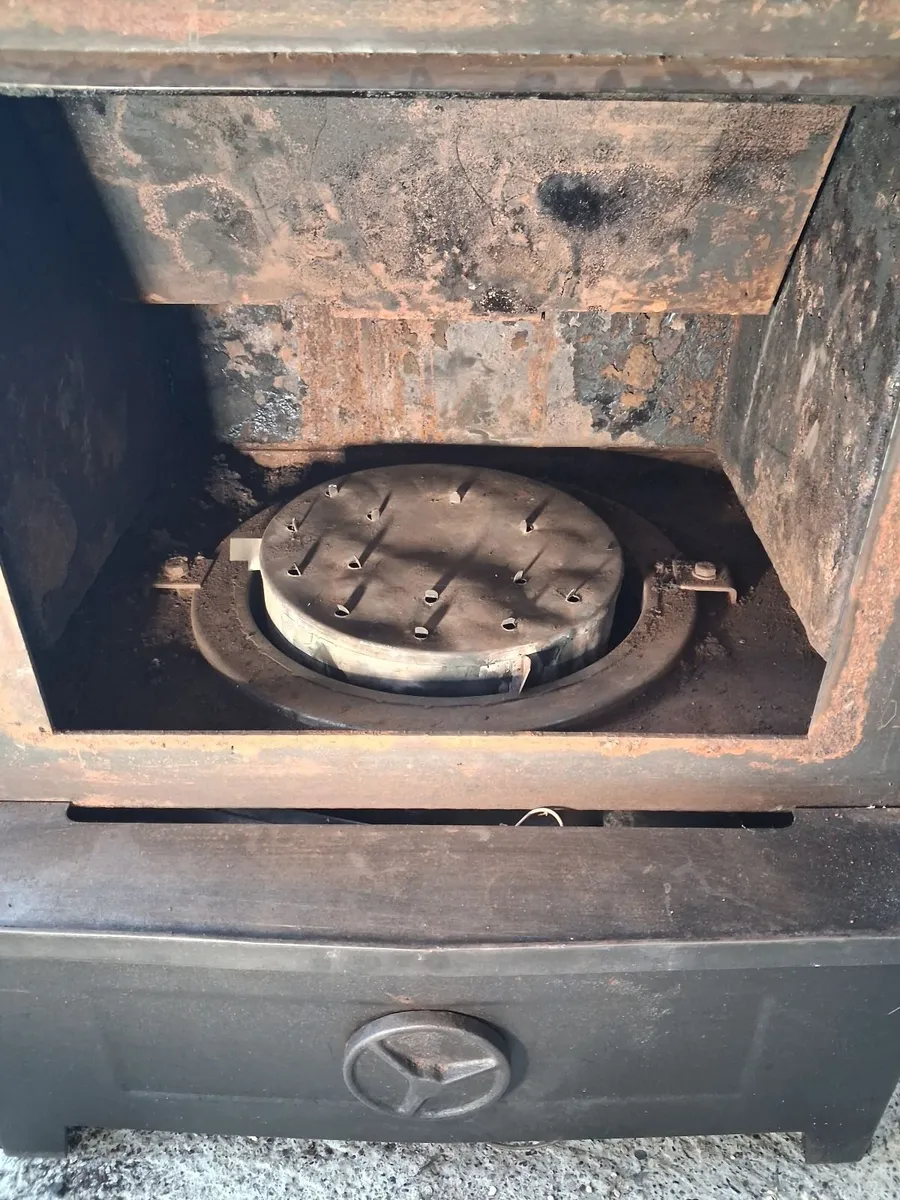 Oil fired stove,with back boiler. - Image 2