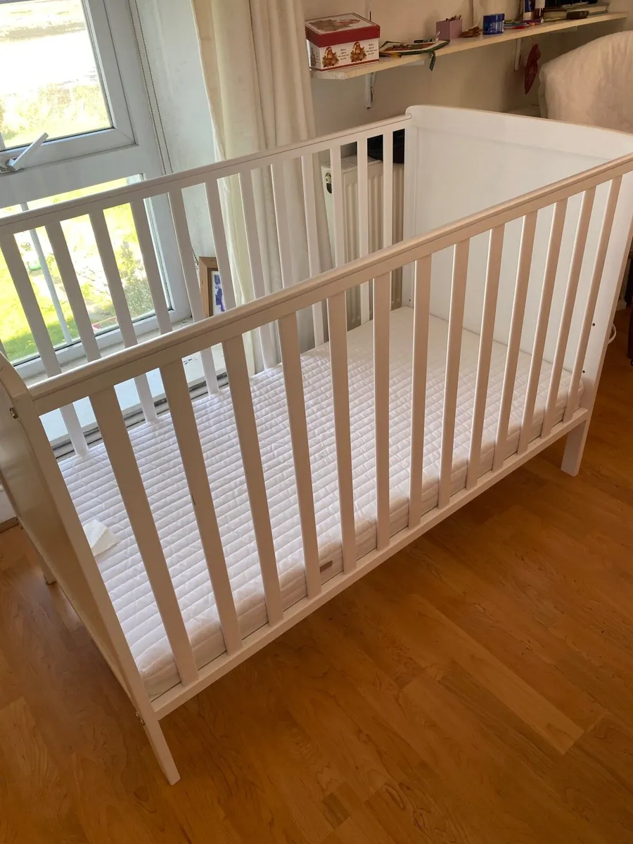 Baby Elegance Elle Cot and Mattress hardly used - Image 2