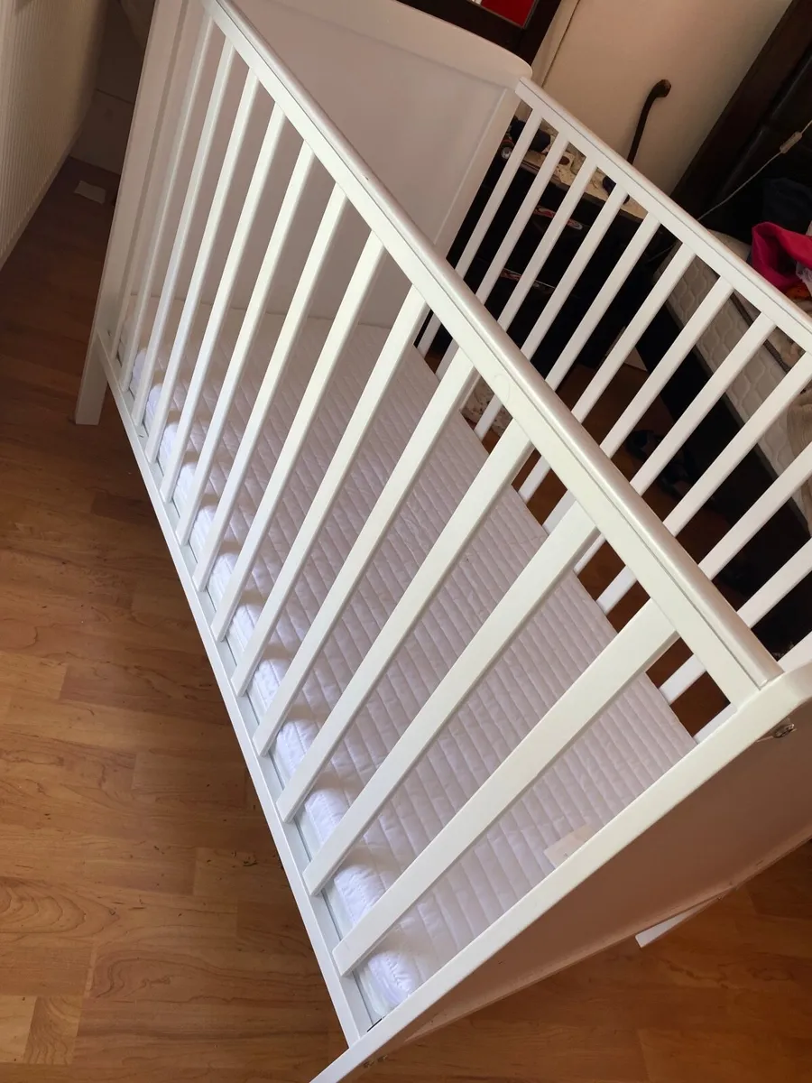 Baby Elegance Elle Cot and Mattress hardly used - Image 1