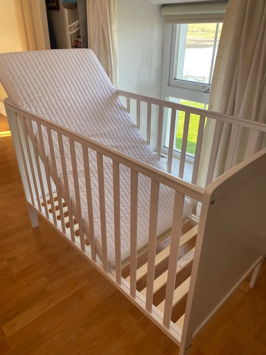 Baby Elegance Elle Cot and Mattress hardly used - Image 4