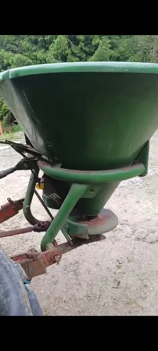 Fertiliser Spreader - Image 2