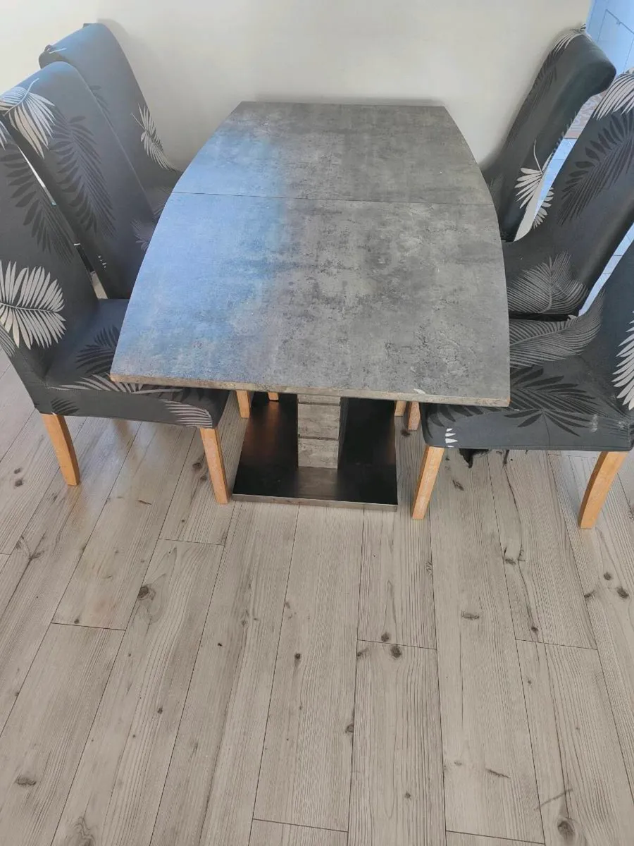 Extendable Dining table and 6 chairs - Image 1