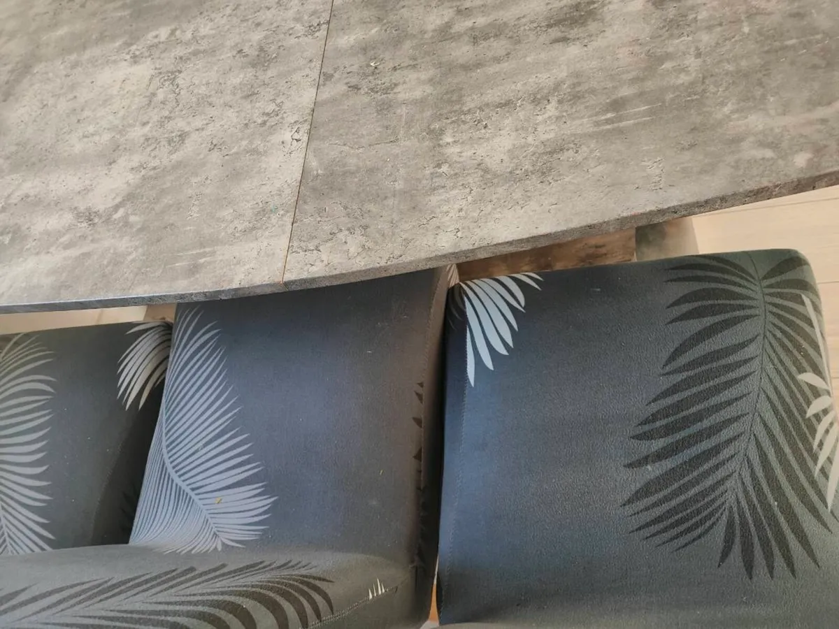 Extendable Dining table and 6 chairs - Image 2