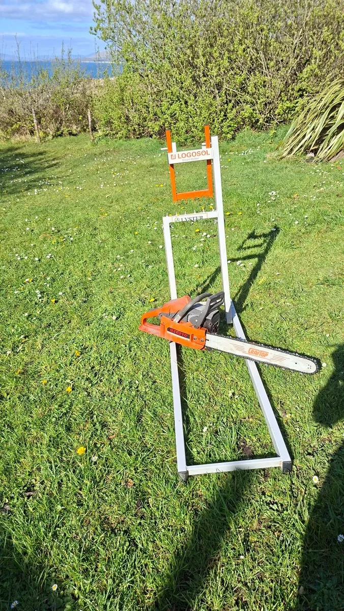 Chainsaw and log stand - Image 1