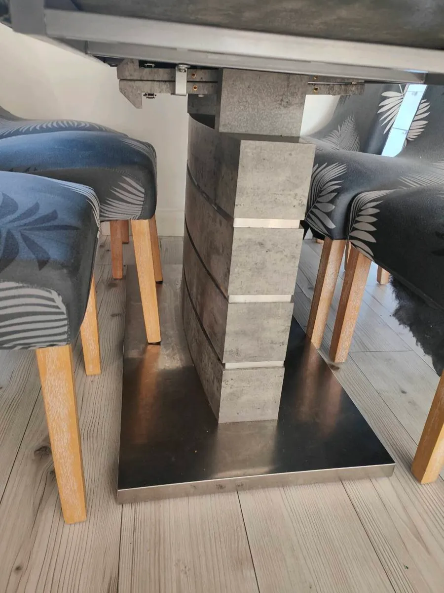 Extendable Dining table and 6 chairs - Image 3