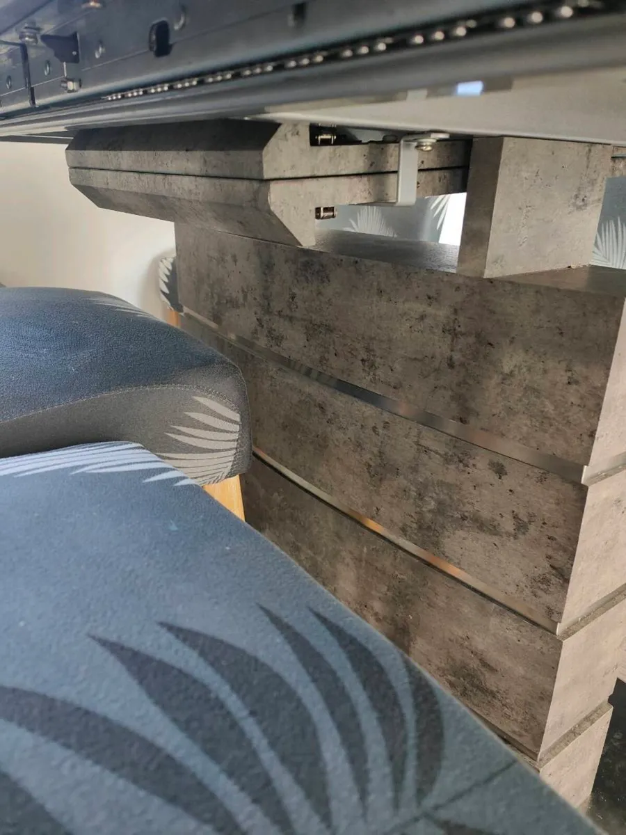 Extendable Dining table and 6 chairs - Image 4