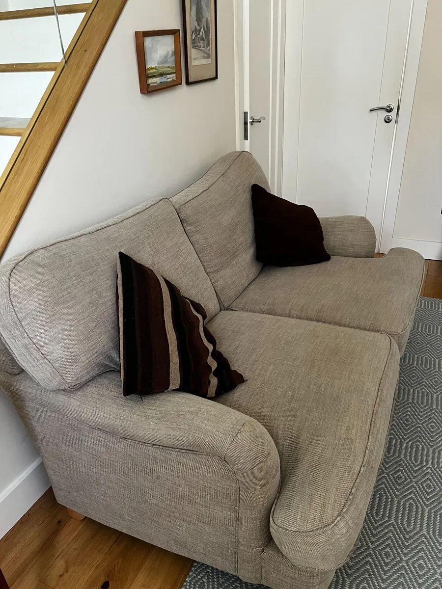 Couch with throw pillows - Image 1