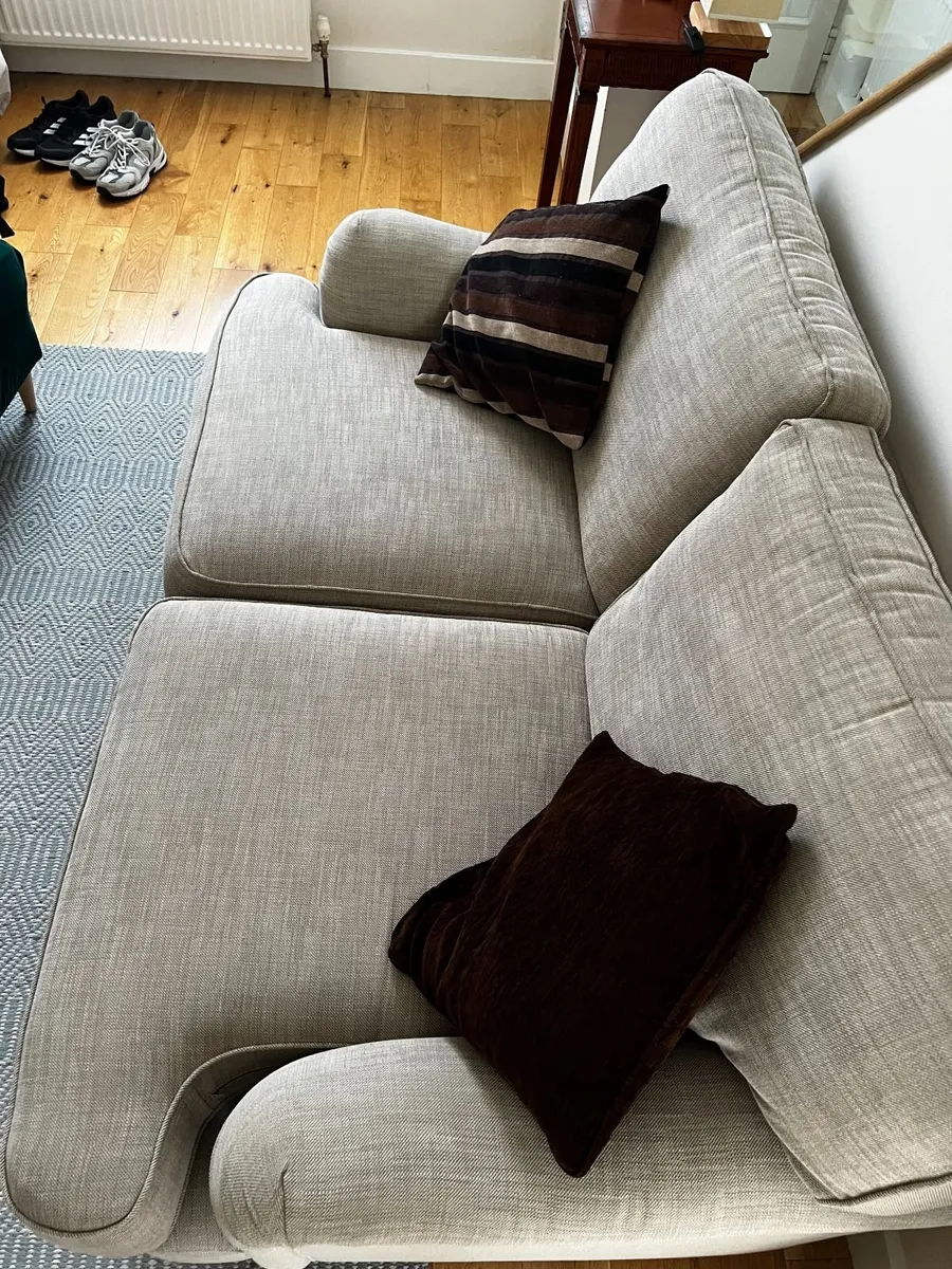 Couch with throw pillows - Image 3