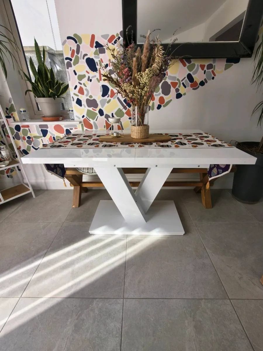 Dining table - Image 1