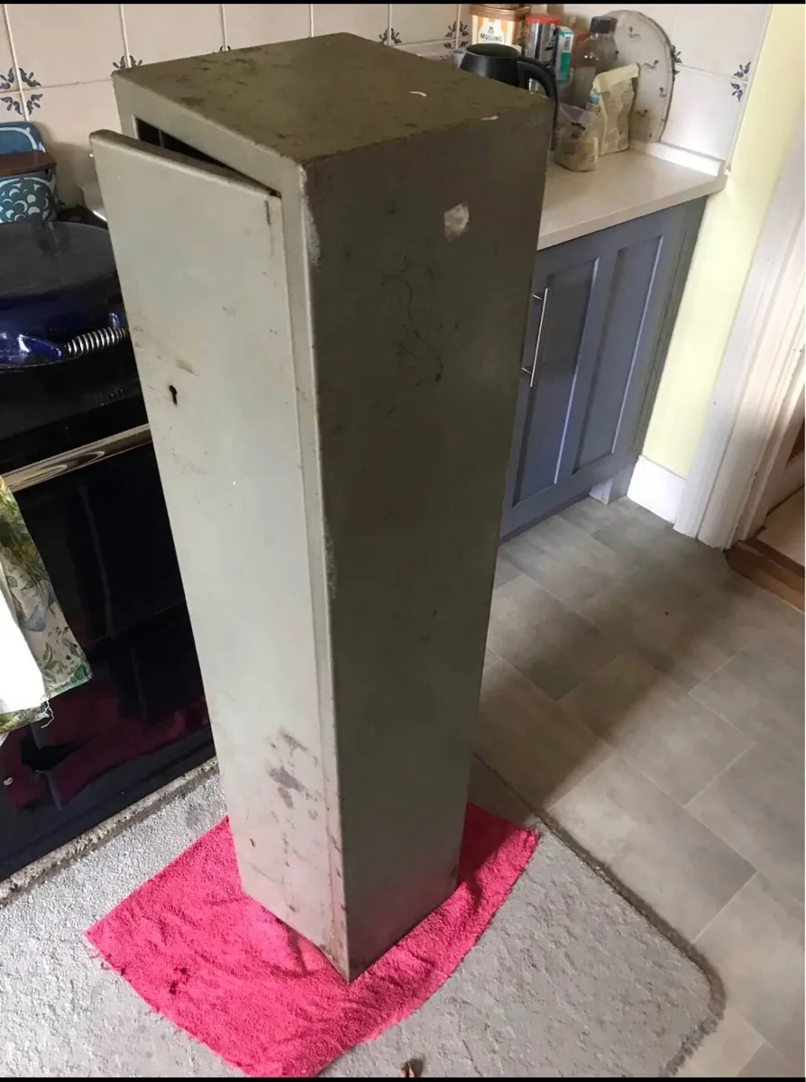 Gun cabinet/safe holds 5 - Image 3